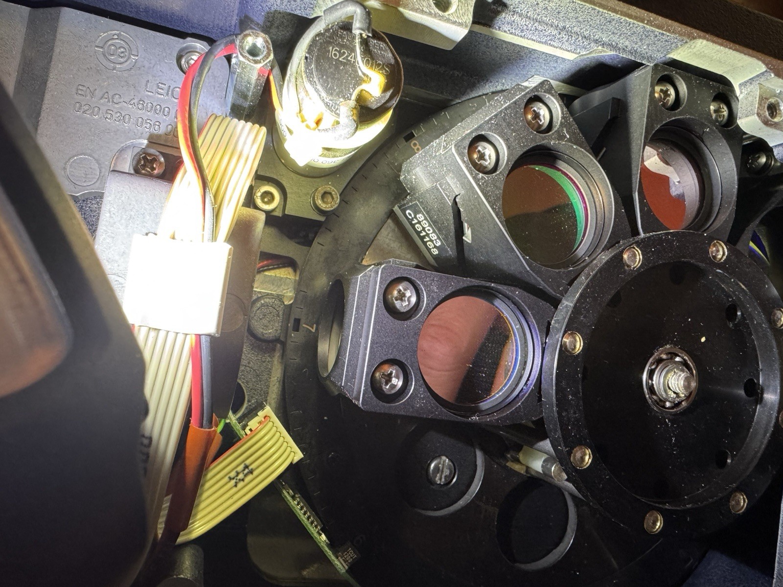 Leica 5000B with four Fluorescence Filter Cubes