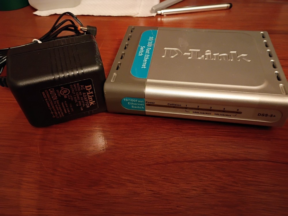 D-Link DSS-5+ 10/100 Fast Ethernet Switch with Power Adapter