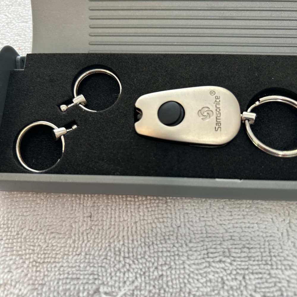 Samsonite Keychain Flashlight With Case Holds Up 5 Keys