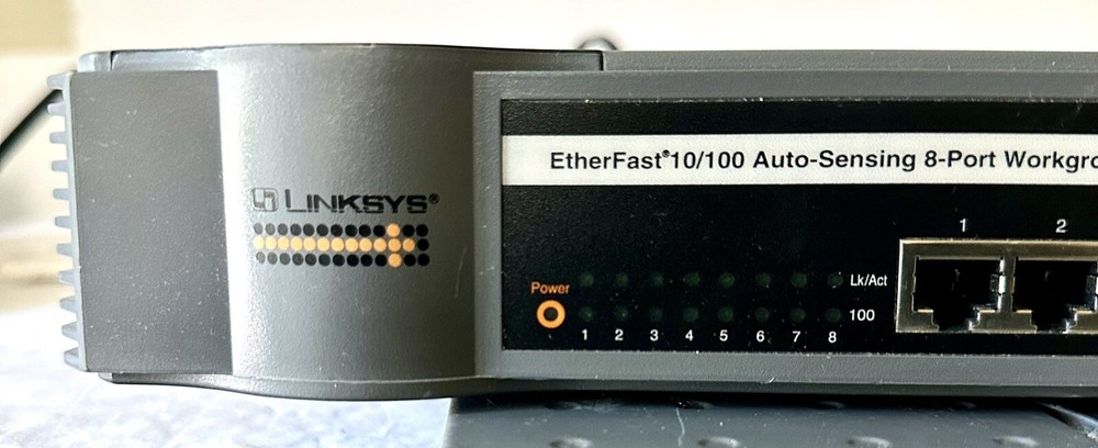 Linksys EtherFast 10/100 Auto-Sensing EFAH08W 8-Port Workgroup External Hub