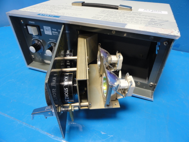 KARL STORZ 486B TWIN COLD LIGHT SOURCE / ILLUMINATOR (10840)