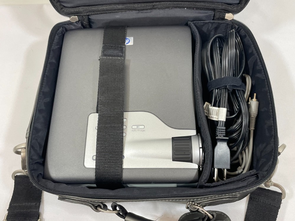 HP Digital Projector XB31 DLP w/ Case, Remote, & Accessories COMPLETE