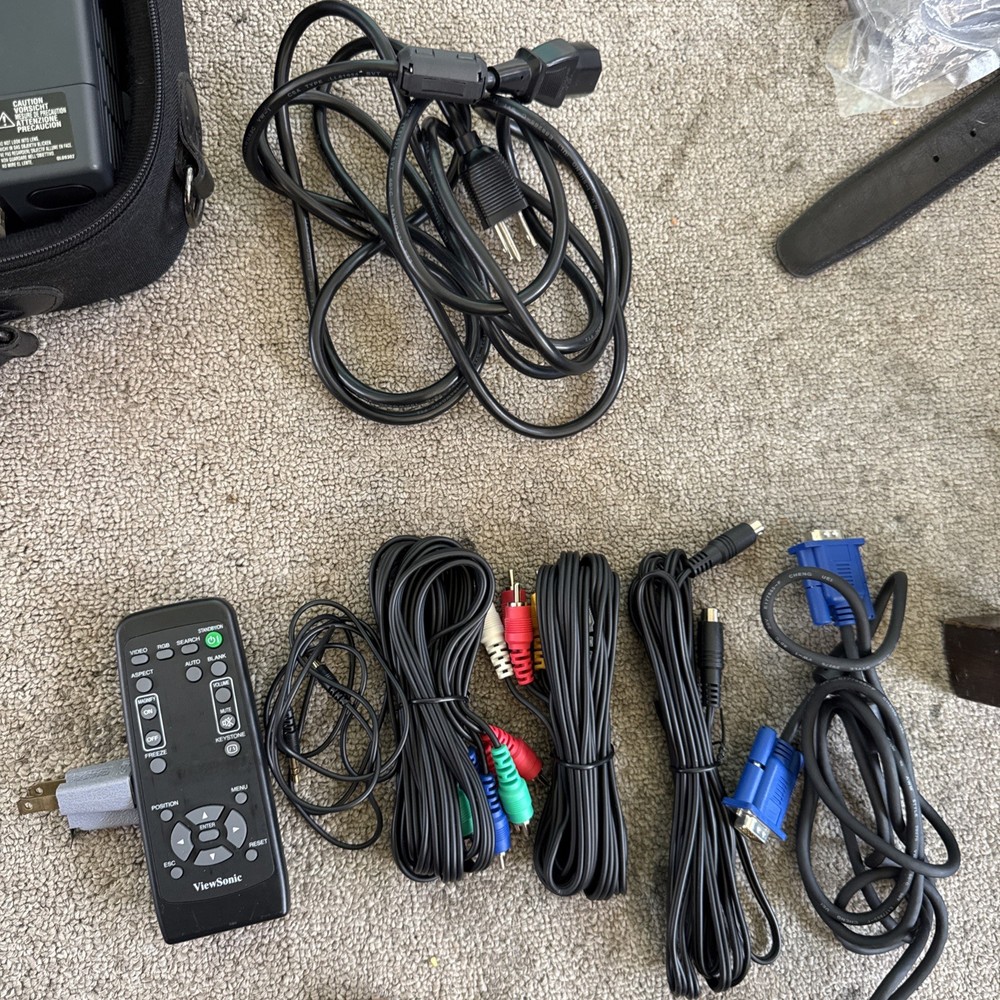 ViewSonic PJ501 3 Panel LCD Digital Multimedia Projector VPROJ25048-1W With Case