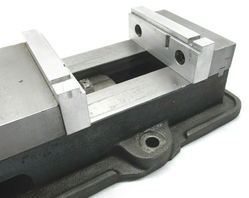 KURT ANGLOCK 6" MILLING MACHINE VISE w/ JAWS - #D60