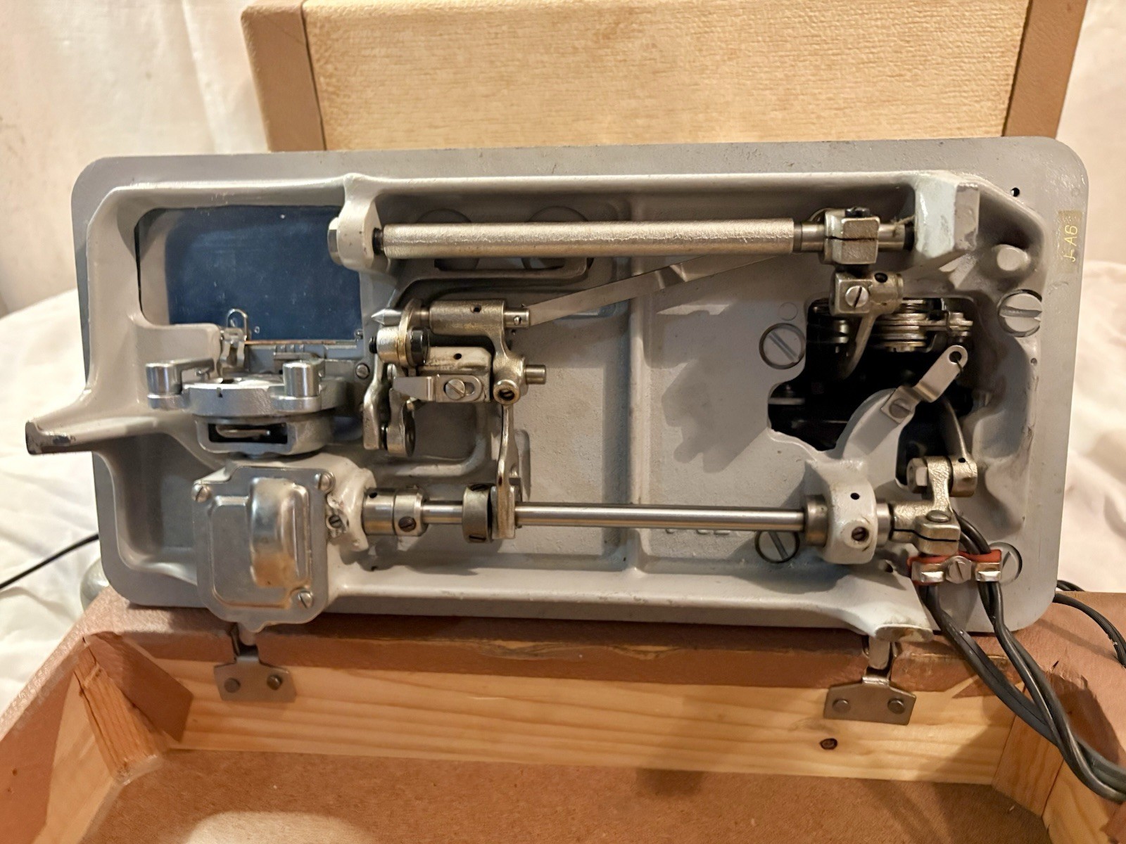 VINTAGE 1967 DOMESTIC ZIG-ZAF DIAL A STITCH MODEL 1665 SEWING MACHINE-WORKS WELL