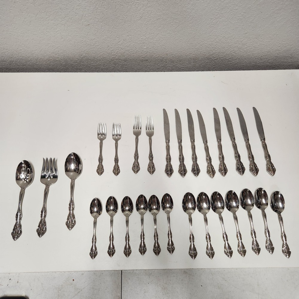 28 PC ONEIDA  HEIRLOOM STAINLESS STEEL FLATWARE SILVERWARE & SERVING SET BH