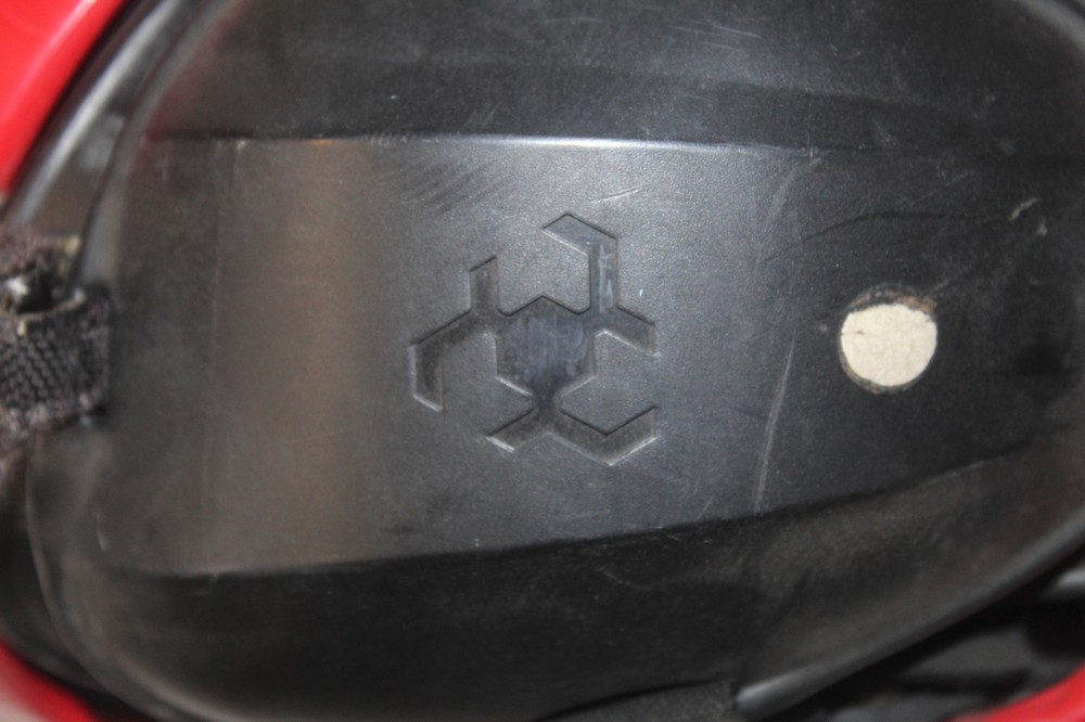 BLACK LARGE L RED KNEE GUARDS