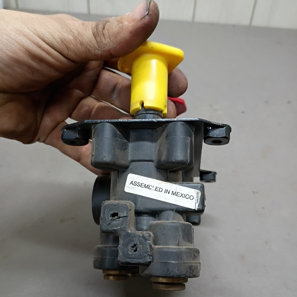 BENDIX AIR CONTROL VALVE 16932 Untested