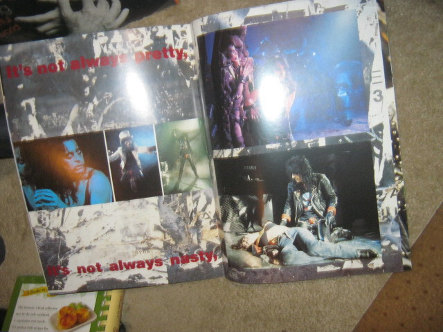 ALICE COOPER 1989 'Trash' VINTAGE CONCERT TOUR BOOK & PROMOTIONAL FLAT NEW/MINT