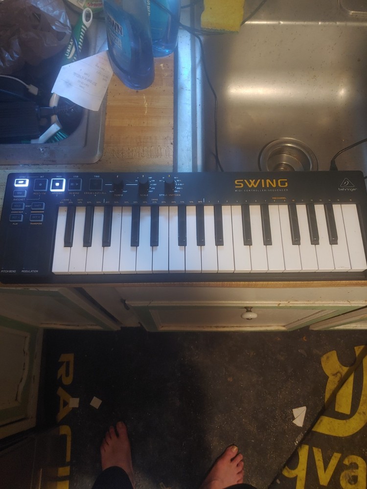 Behringer SWING Keyboard + Sequencer MIDI CONTROLLER