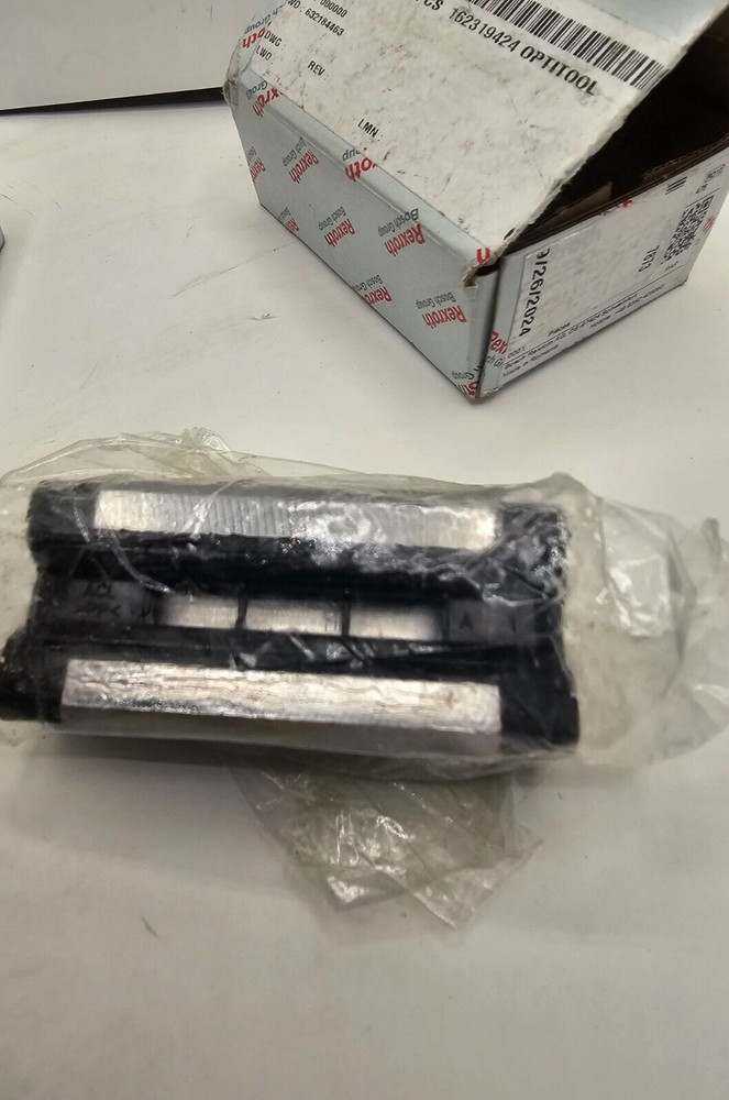 (QTY 1) REXROTH Runner Block CS R021M10656