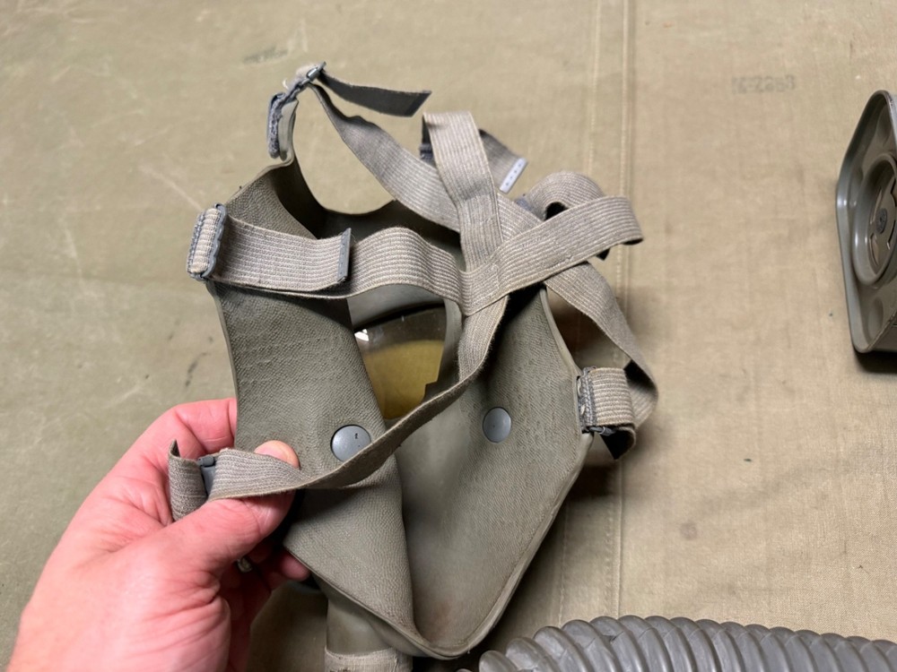ORIGINAL WWII US ARMY INFANTRY M2A1 M1A9 GAS MAKS U & CANISTER
