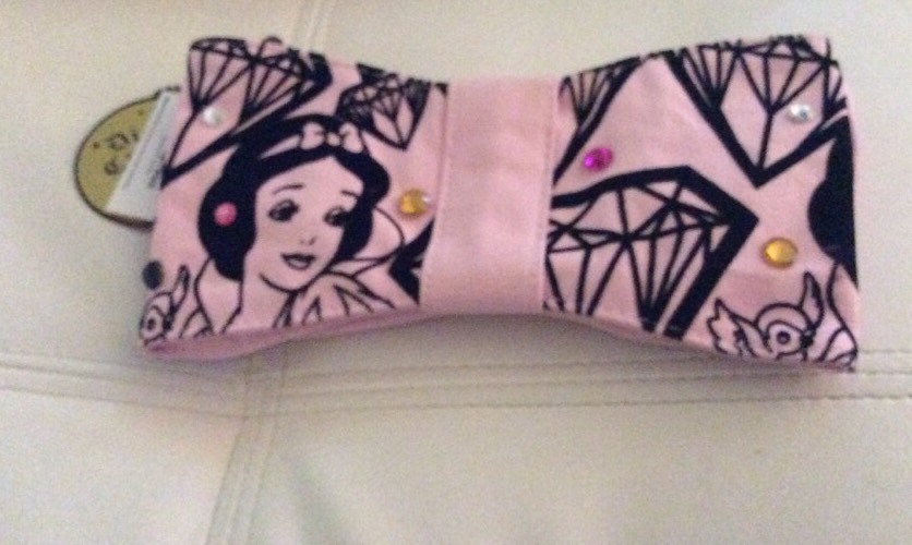 NWT Disney Couture Snow White bow clutch Wallet Makeup Bag By Loop