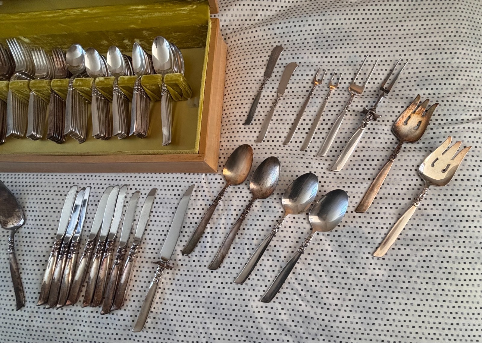 VINTAGE SILVER-PLATED COMMUNITY SOUTH SEAS PATTERN 130 PCS SET IN ORIGINAL CHEST