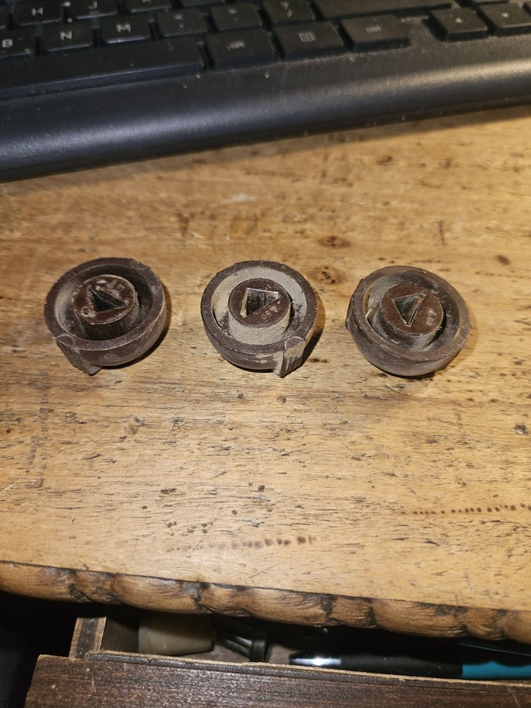 3 VINTAGE USED RCA BROWN BAKELITE TABLETOP RADIO KNOBS