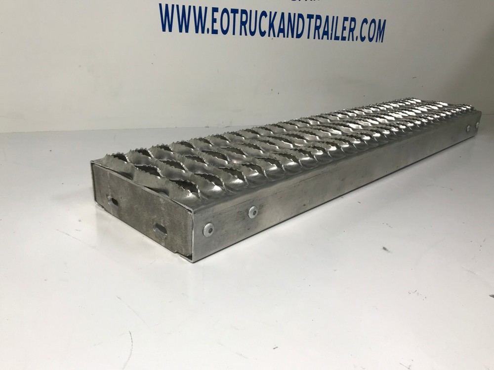 Peterbilt 379 389 Battery Box Lower Step