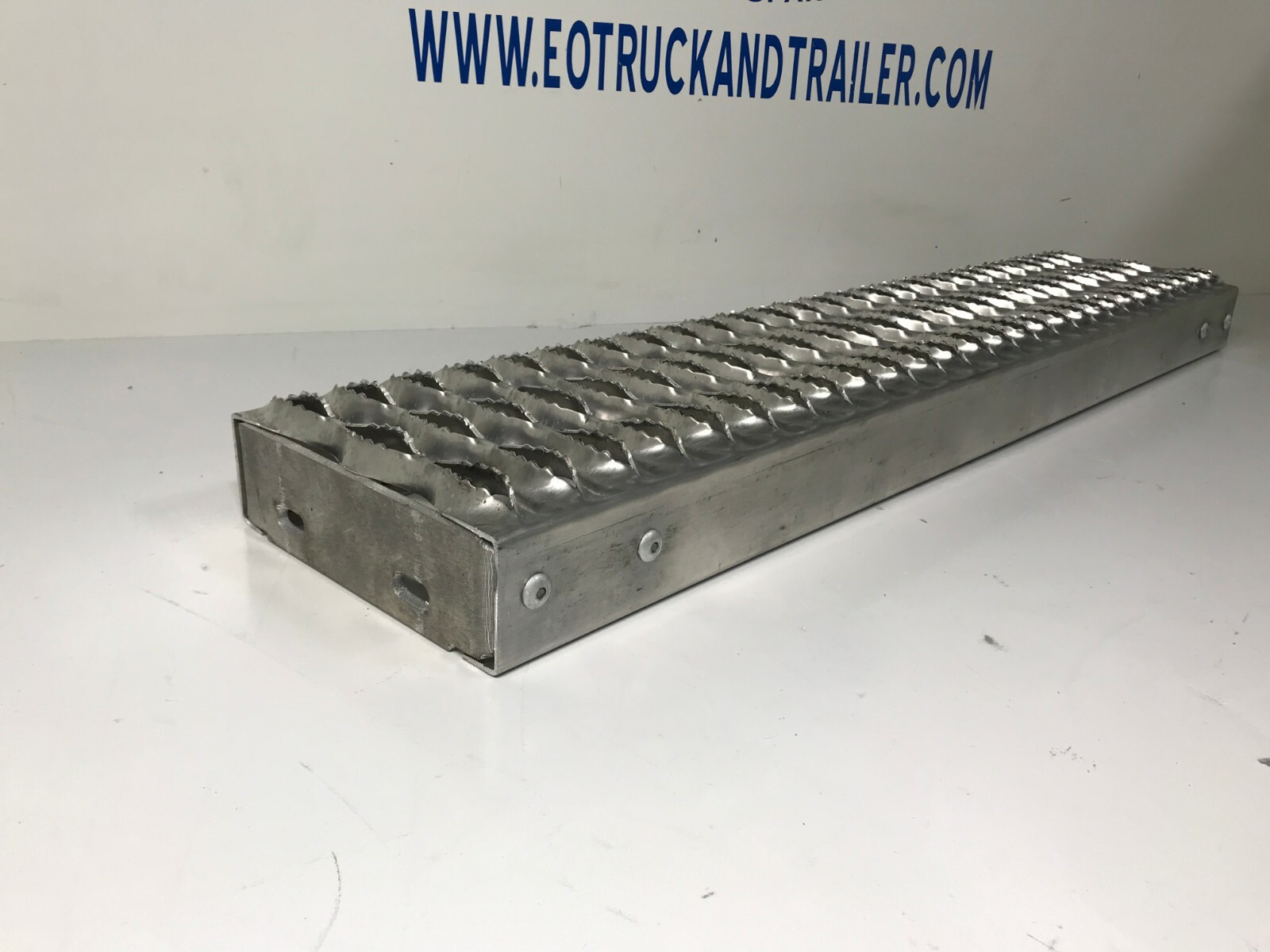 Peterbilt 579 384 386 387 Battery Box Lower Replacement Step