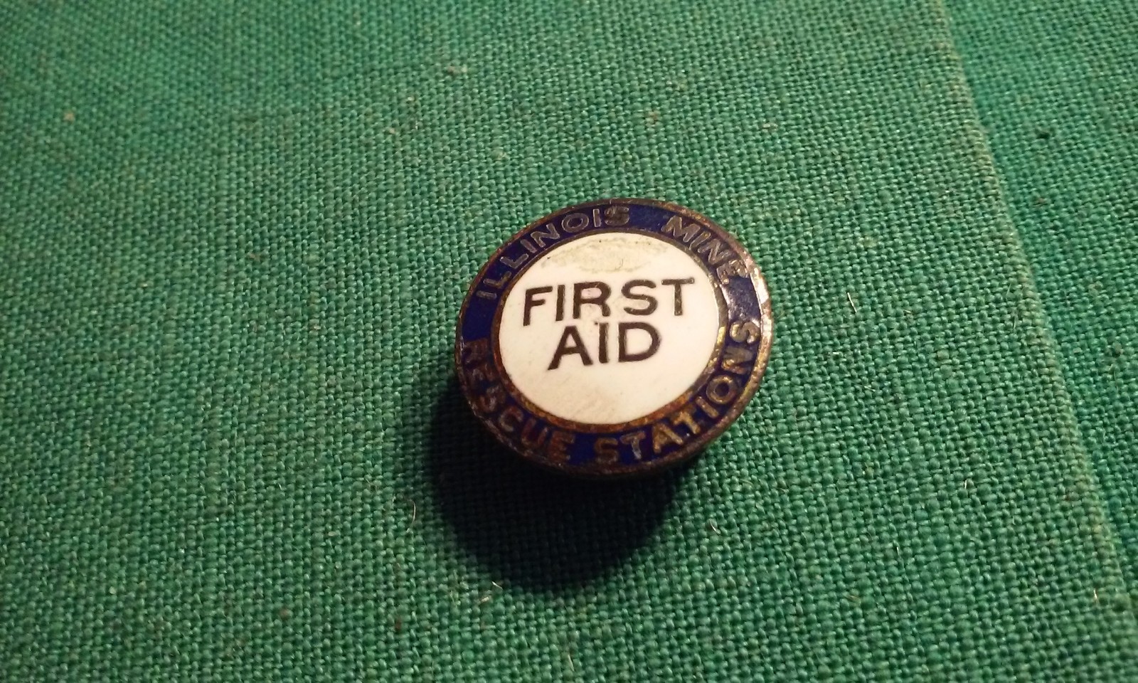 FIRST AID Illinois Mine Rescue Station Rare Antique Screw-Back Metal &Enamel Pin