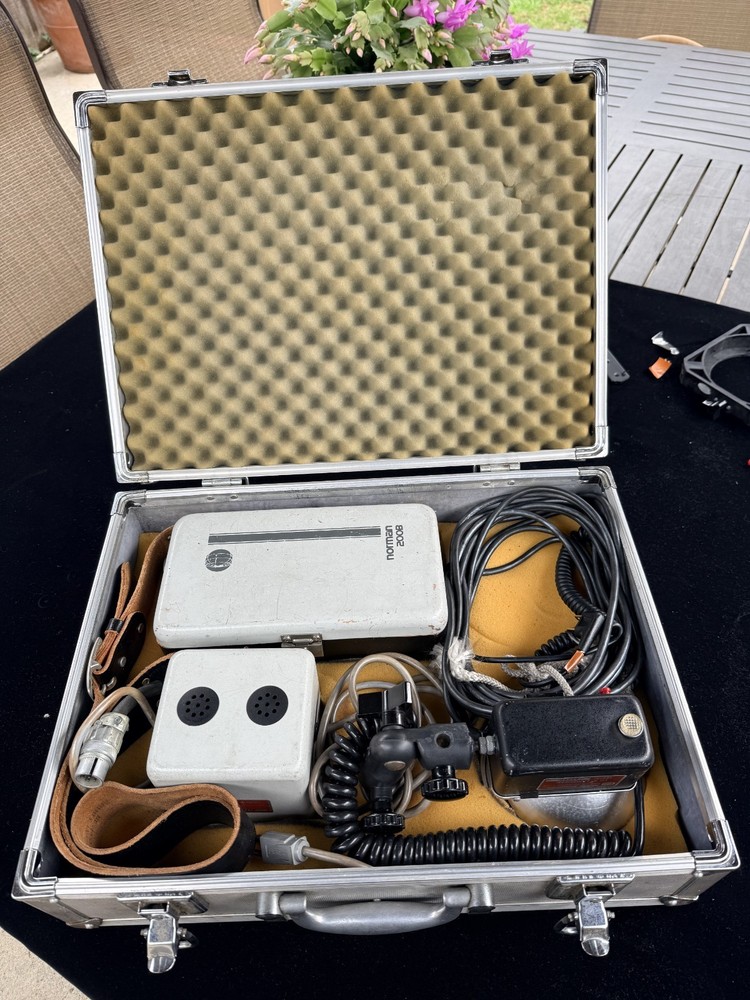 Norman 200B Portable Flash System with carrying case