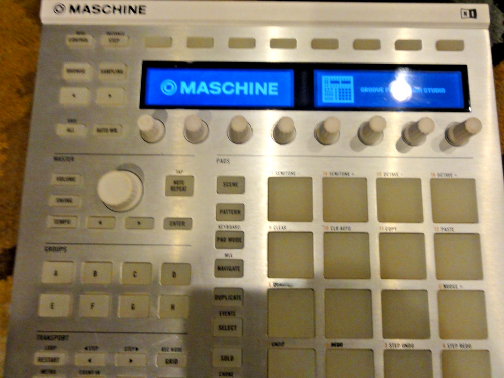 Native Instruments MASCHINE MK2 White – Powers On – No Software for Full Test