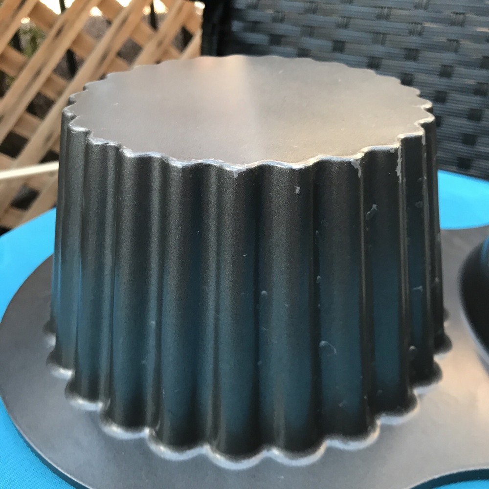 WILTON Large 3D Cupcake/Cake Pan Mold NON-STICK