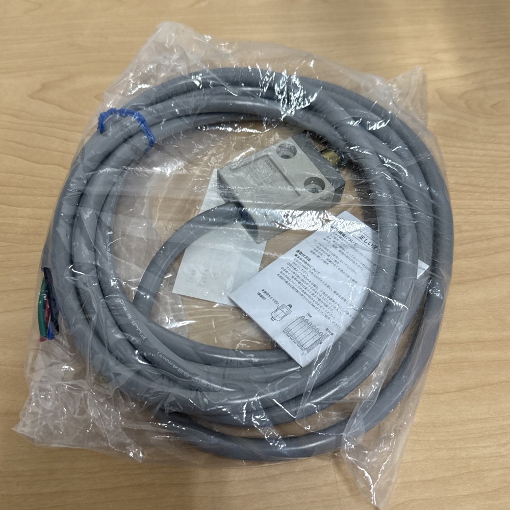 NEW! Omron D4C-1602 Compact Limit Switch Roller Plunger