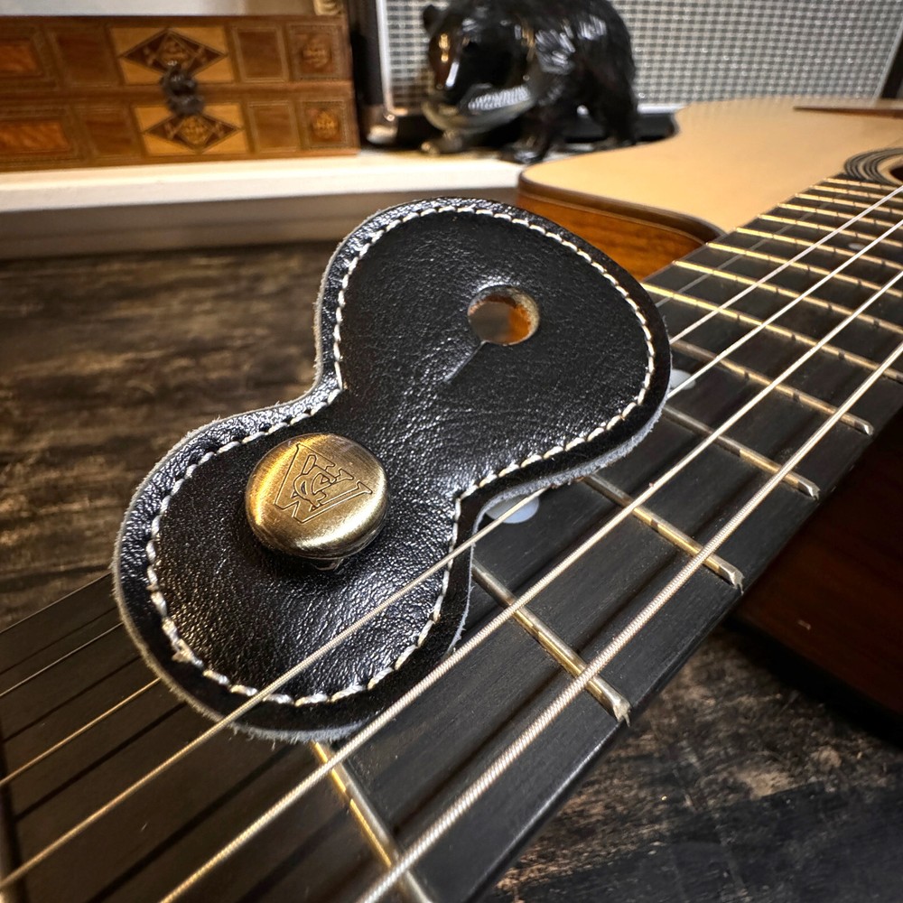 Walker And Williams Premium Gloss Black Grain Leather Input Jack Strap Adapter