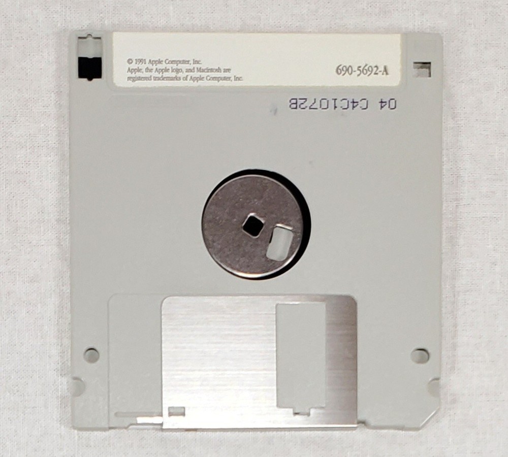 6 Apple Macintosh System 7 - 3.5” Floppy Disks, Tidbits Install 1&2 Fonts Tools