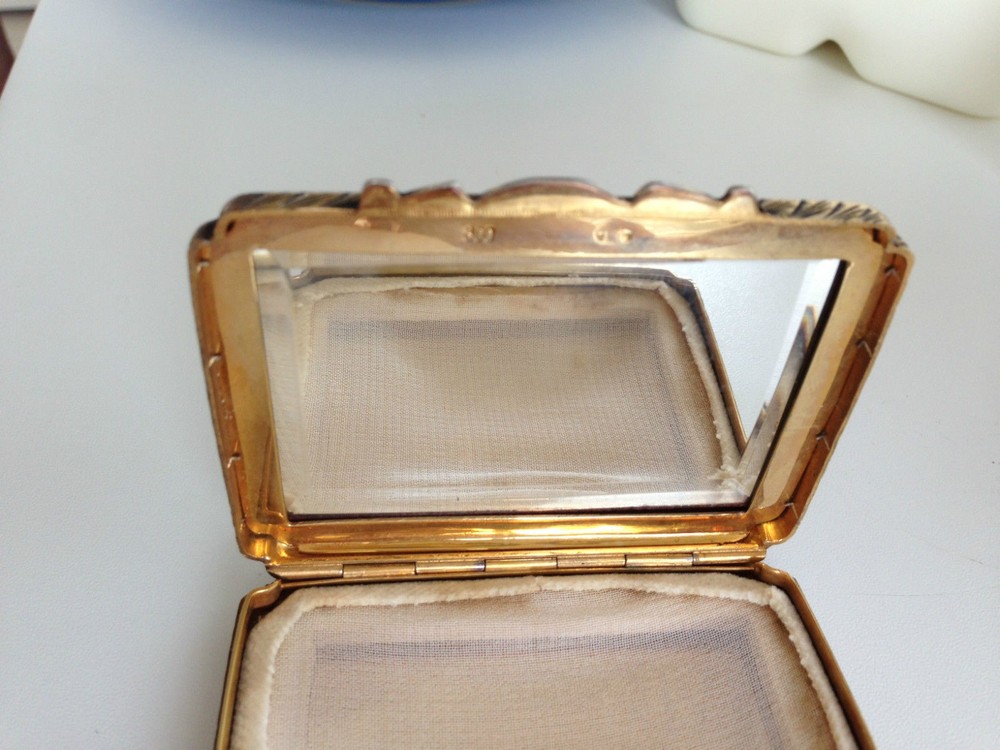 A STUNNING ANTIQUE SOLID SILVER 800 LOVELY ENAMELED AND ENGRAVED COMPACT