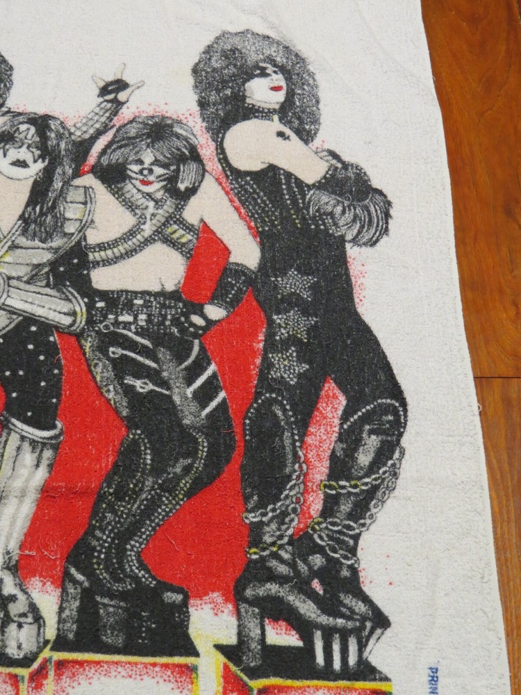 KISS ON CUBES TOWEL 1977 OFFICIAL AUCOIN BEAUTIFUL!