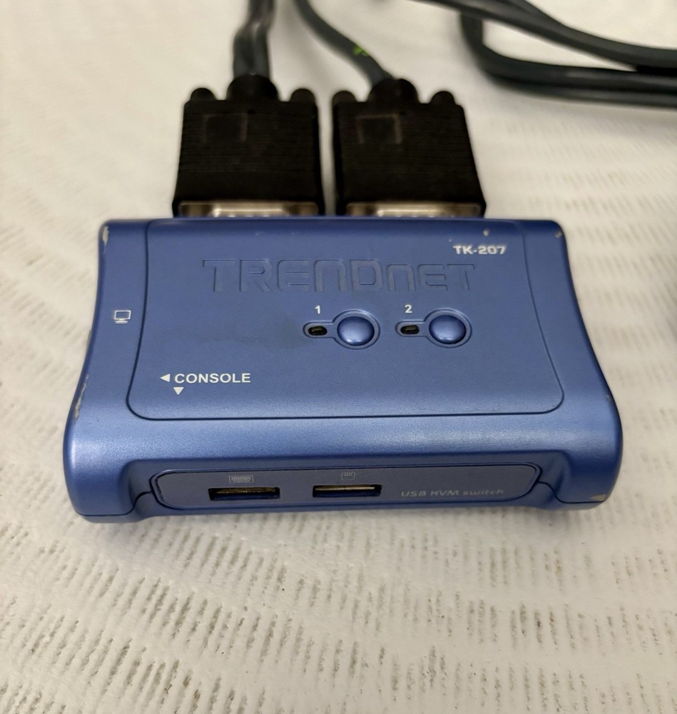 KVM Switch, connects 2 Computers 1 wMonitor connection VGA and USB.