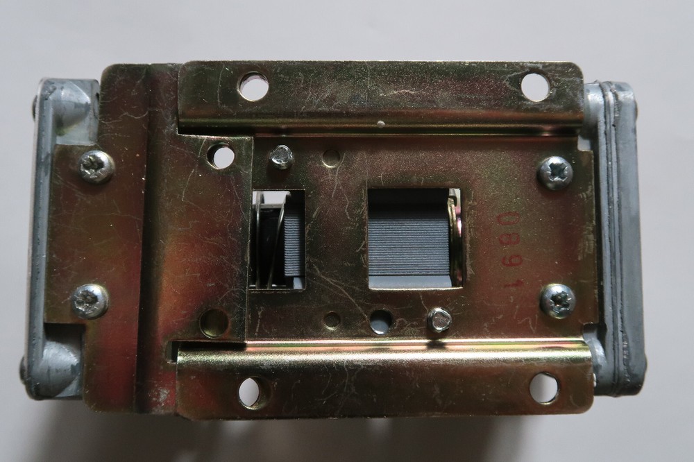 Cutler Hammer D80J Eaton Delay Timer Series A2 D80AM Magnet Assembly