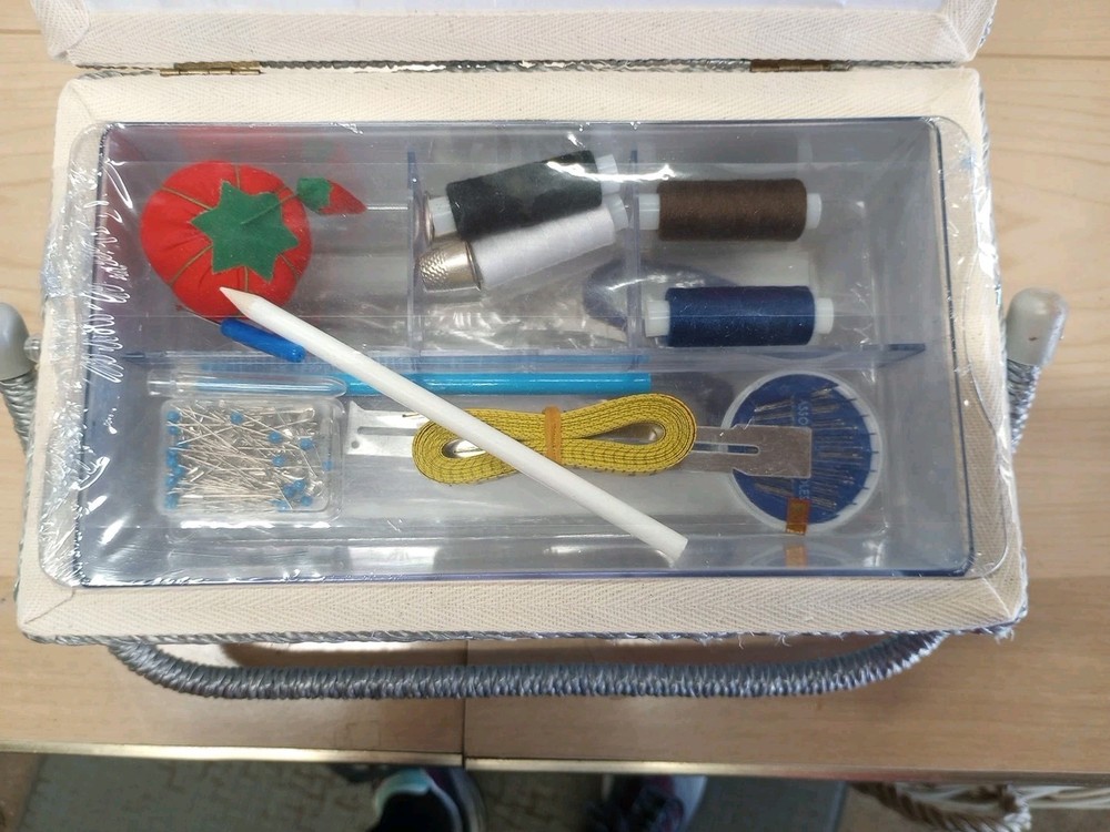 Sewing Basket Sewing Kit, Needles, Thread, Pins, Scissors New Read Description