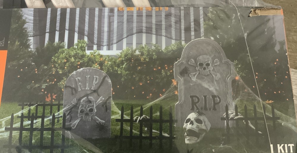 💀 Hyde & EEK! 18pc Cemetery Kit - Halloween Decor 🆕