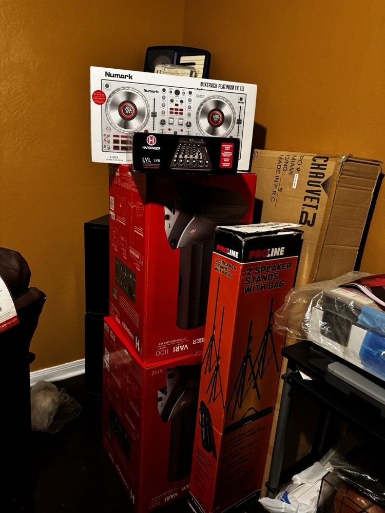 Complete DJ Setup – Speakers, Lights (GigBAR 2), Controller, Mixer + Mic – NEW