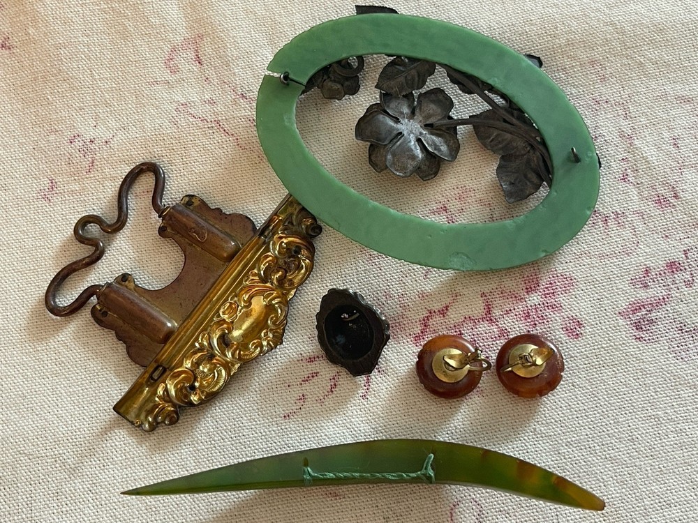 Group Bakelite & Metal Elements Decorative Embellishments Hardware Earrings