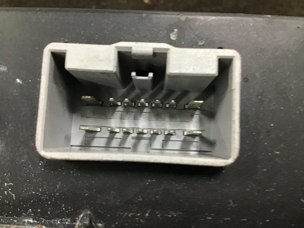 06 DODGE VIPER A/V AMPLIFIER