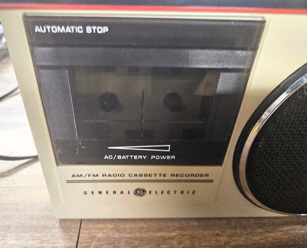 VINTAGE GE AM/FM RADIO/CASSETTE RECORDER MODEL 3-5244 WITH USERS MANUAL, WORKS