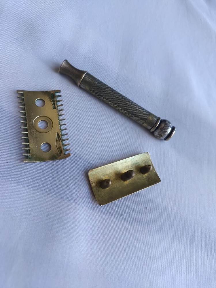 Gillette Old Type Open Comb DE Safety Razor Gold Tone (No Date Code)
