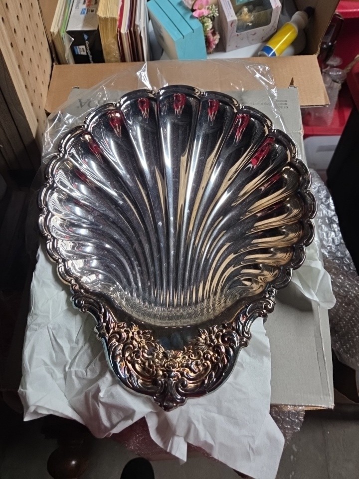 Oneida Silversmiths 14x11 Inch Sea Shell Dish With Box