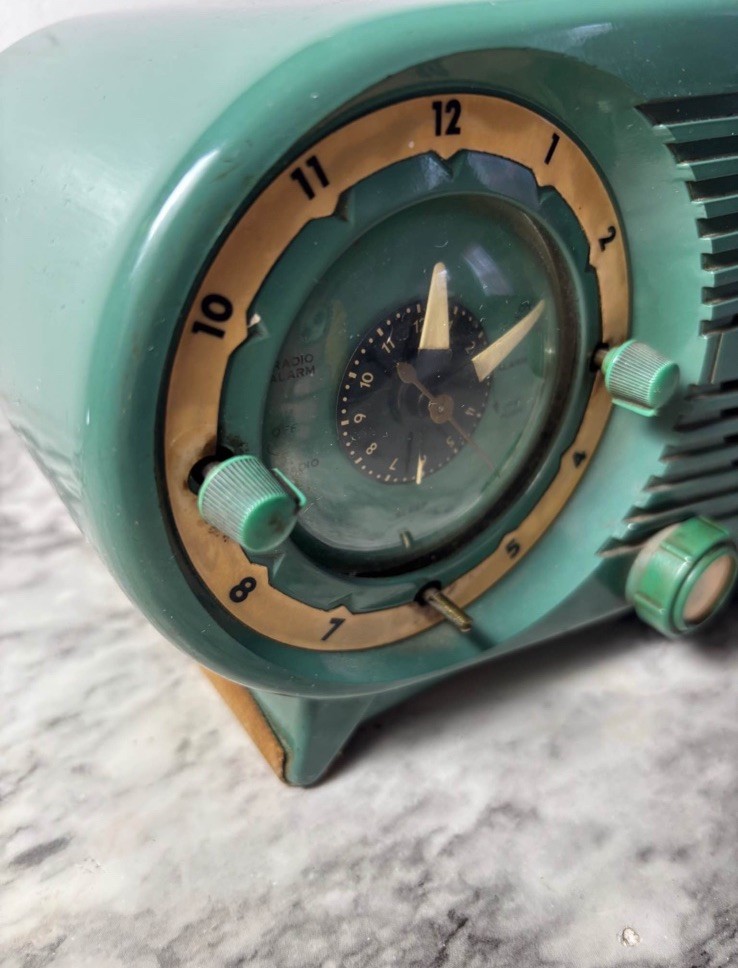 1952 Zenith J-616W The Owl Eyes Telechron Clock 6 Tube AM Radio Green & Yellow