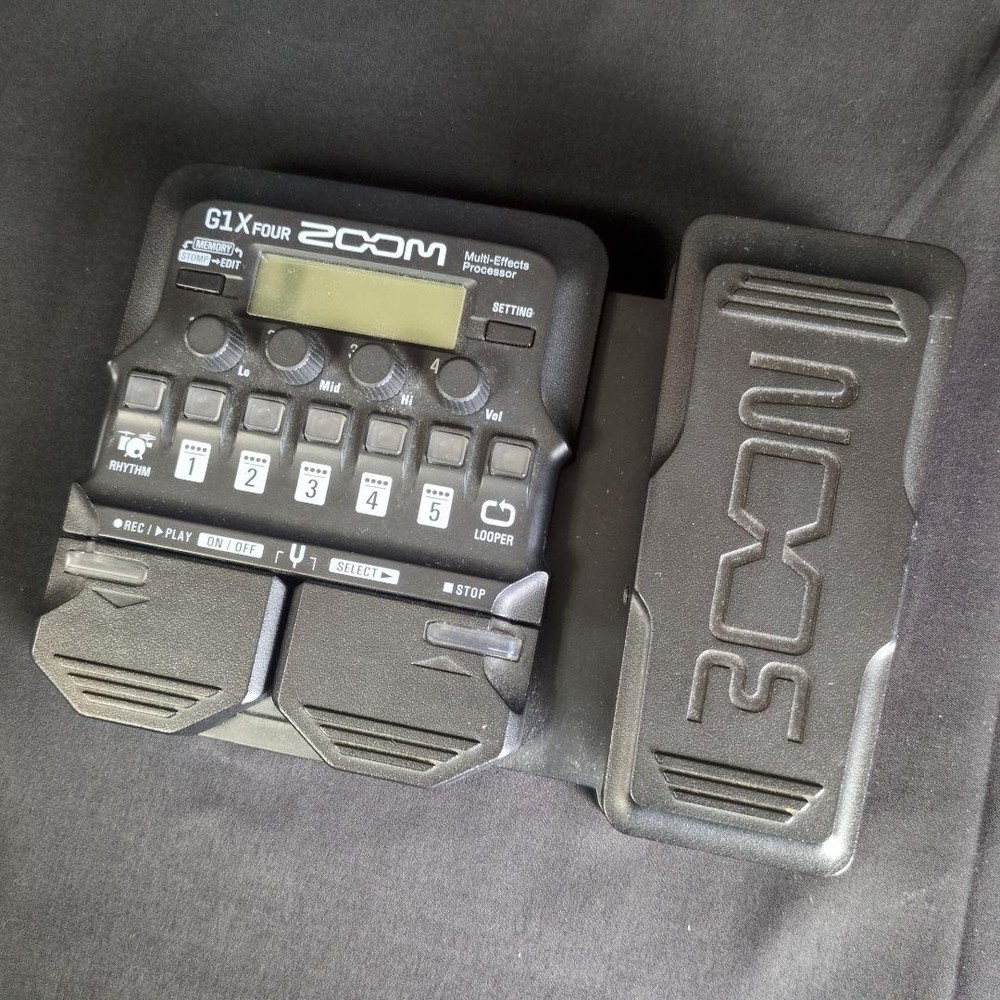 Zoom G1X FOUR Multi-effects Processor with Expression Pedal