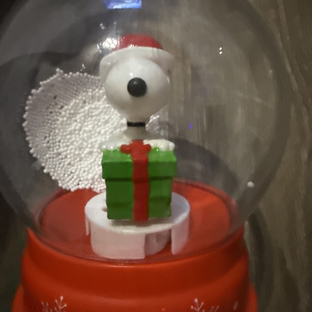 Snoopy Electric Snow Globe