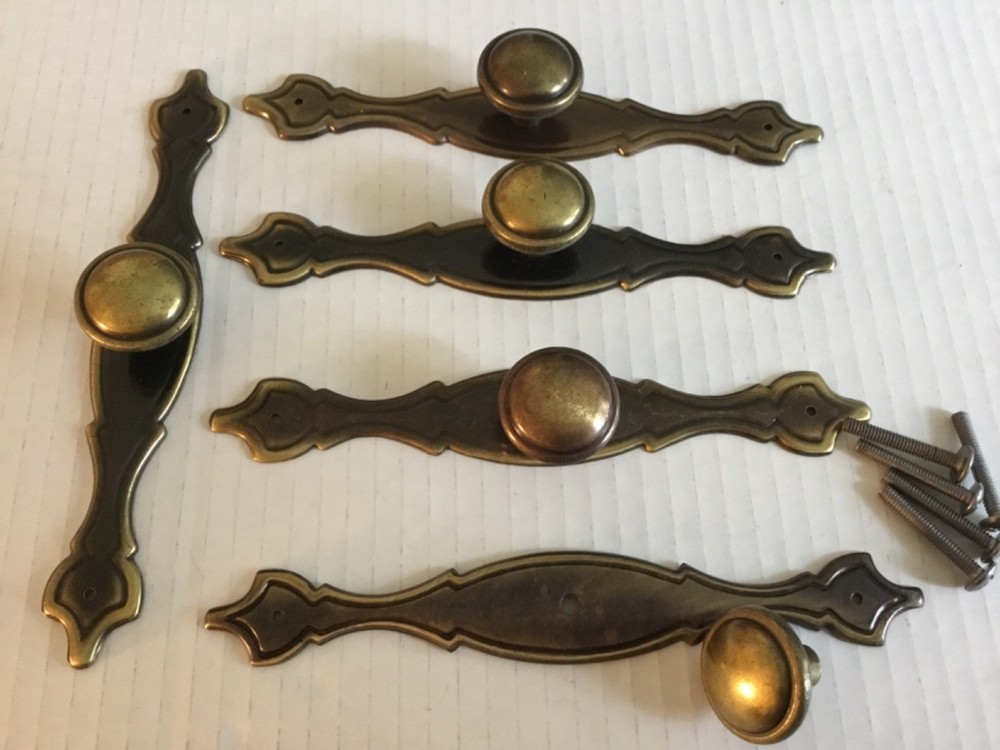 LOT OF 5 VINTAGE BRASS PULLS W/ BACKPLATES & KNOBS  (BS 90094)