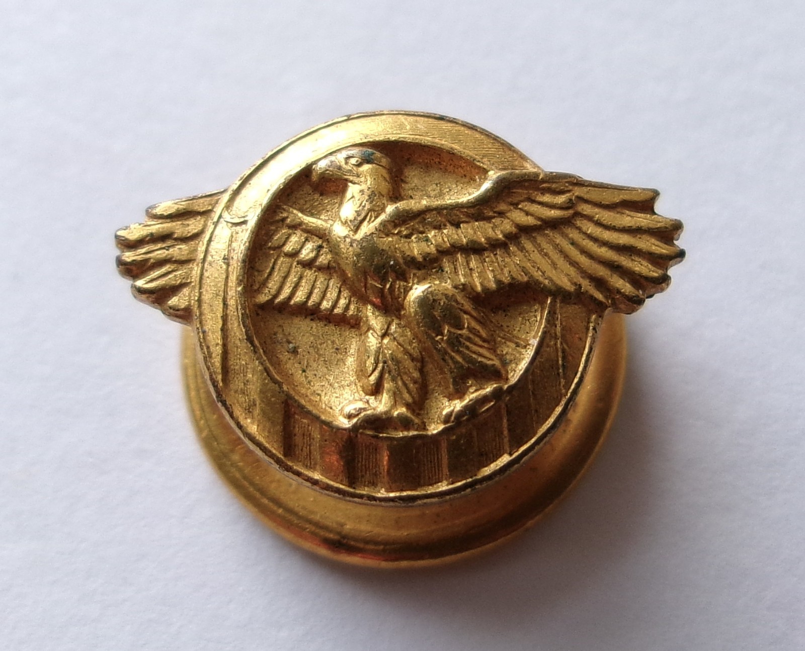 US WW2 Victory Medal in box of issue + ruptured duck badge + ribbon bars