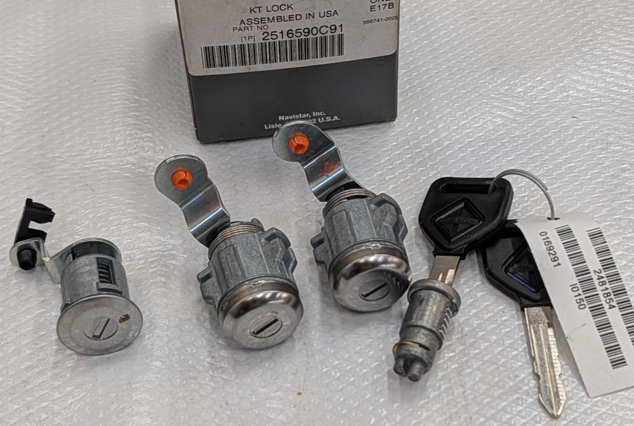 2516590C91 International Ignition Cylinder Doors & 1 Cargo Lock W Keys 4400 8600