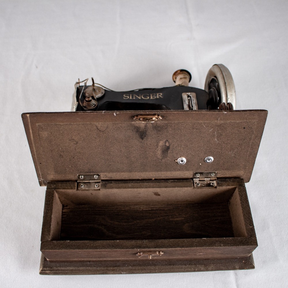 SINGER Sewing Machine Tools Hidden Jewelry Box Decor
