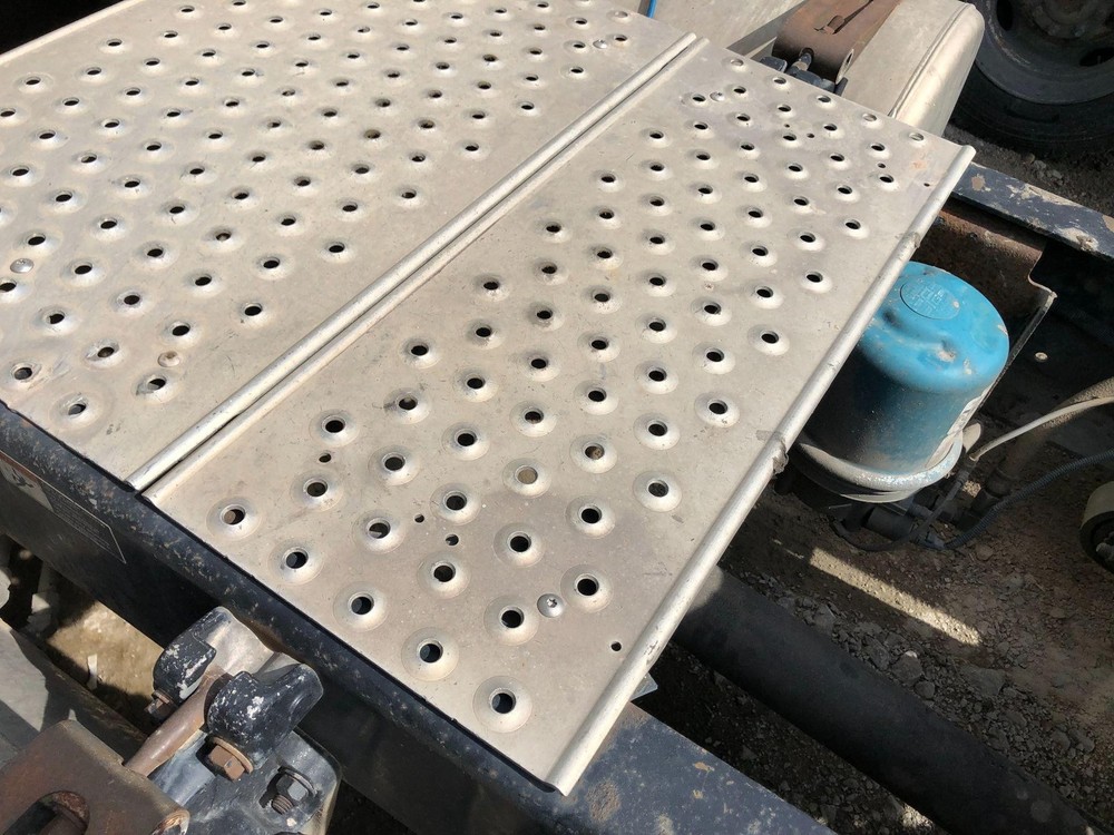 Freightliner CASCADIA 13.75 x 33.5 Deckplate - Used