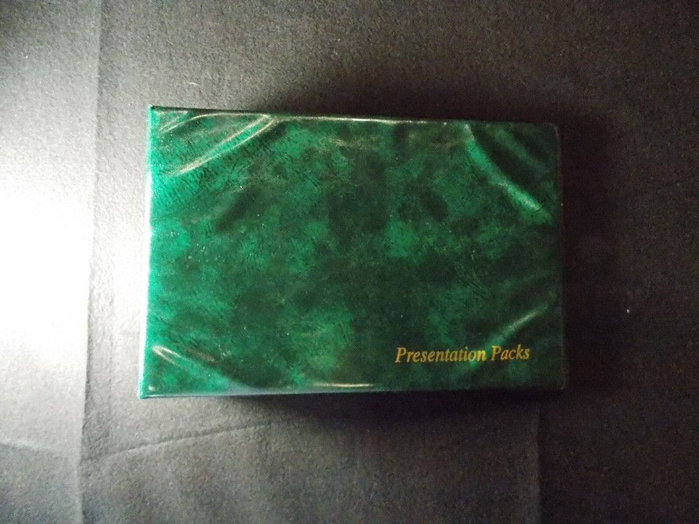 Empty 2 Ring Glen Cigarette Card Binder Green Presentation Packs