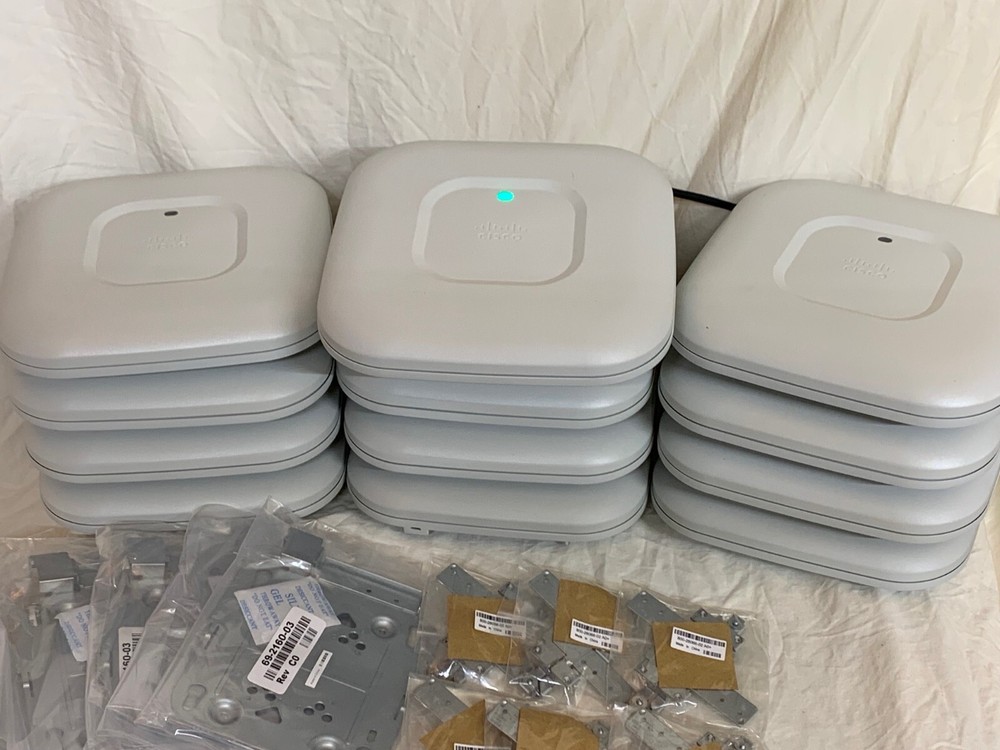 Cisco access point AIR-CAP1702I-B-K9 w/install brackets (both)